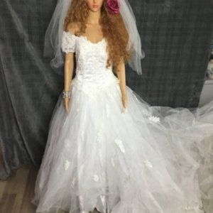 WEDDING DRESS - WHITE with long train